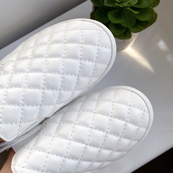 π WHITE QUILTED FAUX LEATHER CASUAL SNEAKERS! - Picture 6 of 17